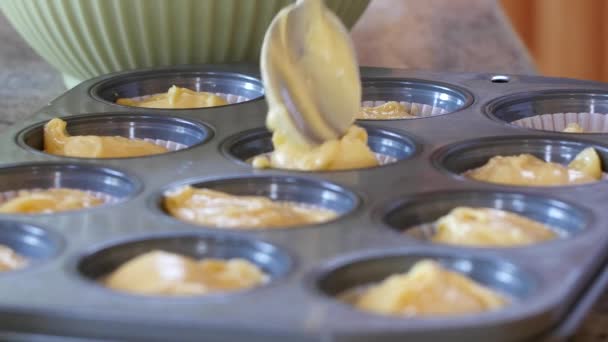 Una mujer hace magdalenas en la cocina — Vídeo de stock