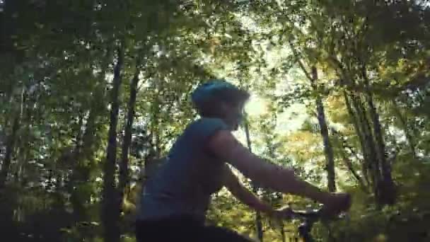 Женщина на велосипеде верхом в лесу — стоковое видео