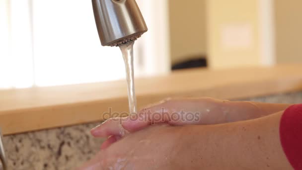 一个妇女在洗她的手在厨房的水槽 — 图库视频影像