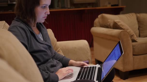 Kvinnan arbetar sent på natten på en dator — Stockvideo