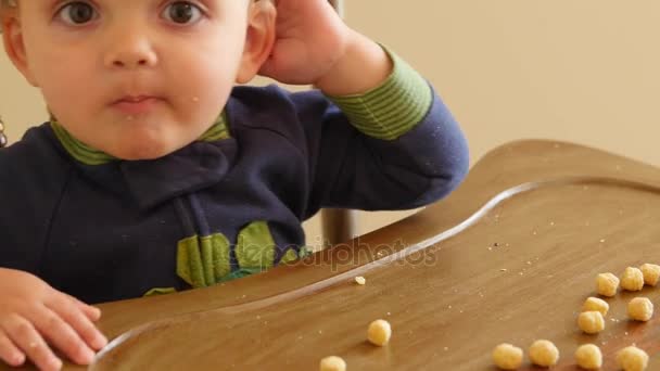 Schattig babyjongen eten granen — Stockvideo