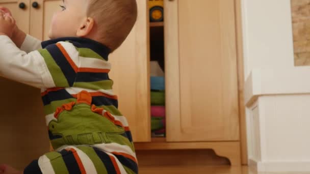 Menino brincando na sala de estar — Vídeo de Stock