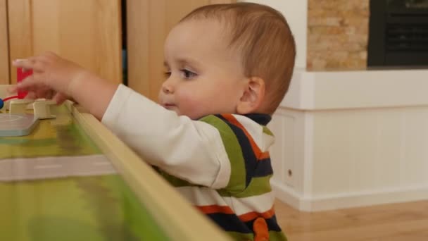 Bambino ragazzo giocare con treno tavolo — Video Stock