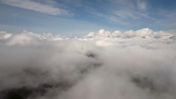 Schöne Wolken in der Morgensonne — Stockvideo