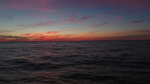 Puesta de sol del océano sobre el mar tranquilo — Vídeo de stock