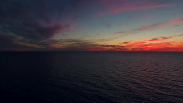 Tramonto sull'oceano sopra il mare calmo — Video Stock