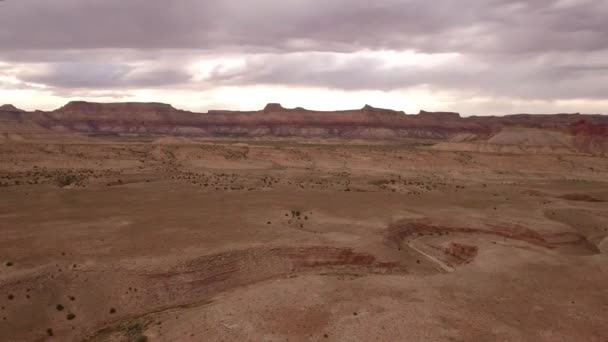 Redrock útesy a buttes v poušti Utah — Stock video