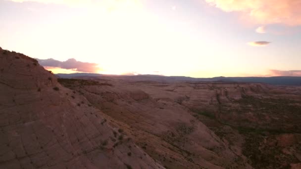 Redrock útesy a buttes v poušti Utah — Stock video