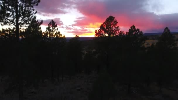 Barvy krásné horské západ slunce a na podzim — Stock video