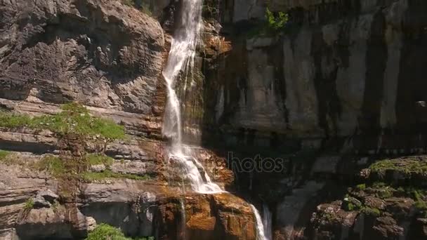 Cascada de velo nupcial que corre por la ladera de la montaña — Vídeo de stock