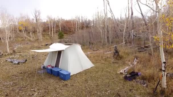 Campamento de caza en la montaña — Vídeos de Stock