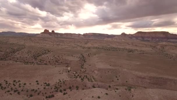 Redrock kliffen en buttes in de woestijn van Utah — Stockvideo