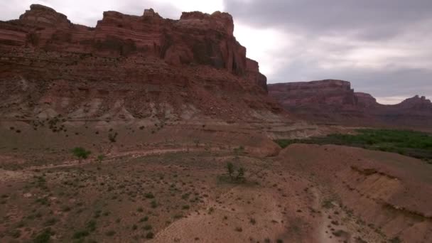 Redrock cliffs and buttes in the Utah desert — Stock Video