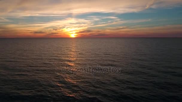 平静的海面以上海上落日 — 图库视频影像