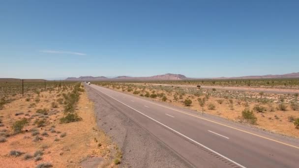 Coches y camiones que viajan por el desierto — Vídeos de Stock