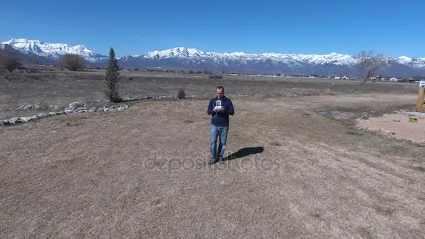 Uomo che utilizza il telecomando per volare drone — Video Stock