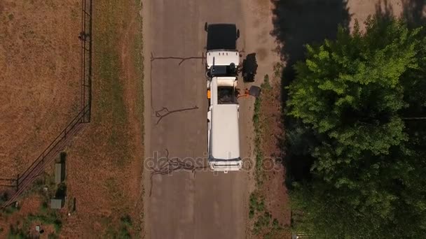 Sanitaire voorzieningen vrachtwagen rijden door een stad — Stockvideo