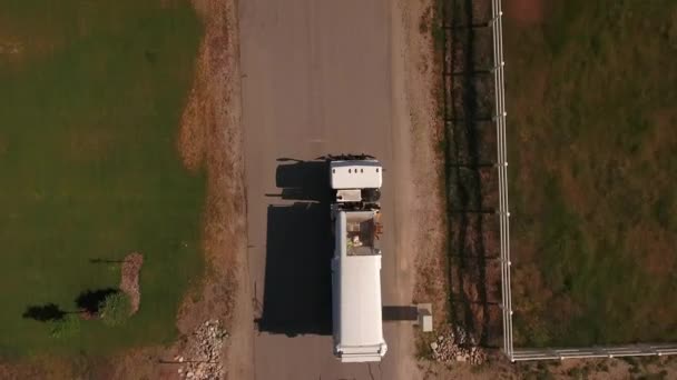 Sanitaire voorzieningen vrachtwagen rijden door de stad — Stockvideo