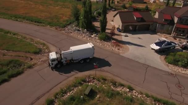 Санитарный грузовик поднимает мусорные баки — стоковое видео