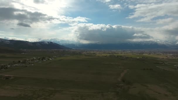 Montanhas nevadas e grandes nuvens — Vídeo de Stock