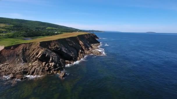 Zerklüftete Küste auf der bretonischen Insel — Stockvideo