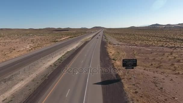 Carros e caminhões viajando pelo deserto — Vídeo de Stock