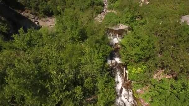 Brautschleier-Wasserfall am Berghang — Stockvideo