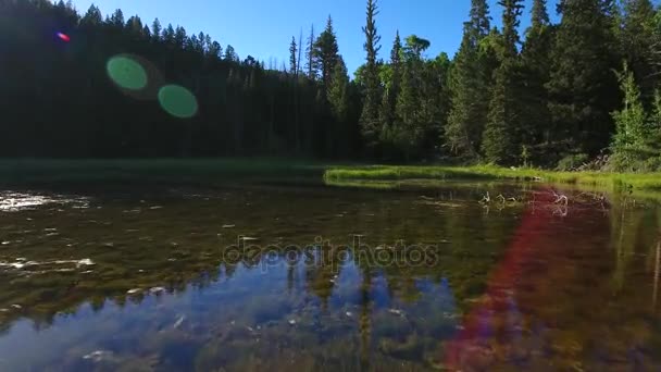 Piękna góra jezioro o zachodzie słońca — Wideo stockowe