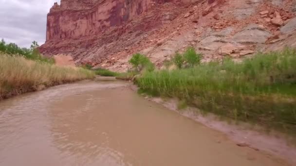 San Rafael rivier in de woestijn van Utah — Stockvideo