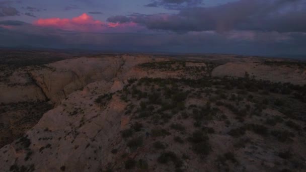 Cliff and vast desert at the sunset in the evening — Stock Video
