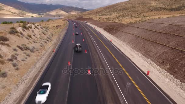 Autos fahren durch eine Bauzone — Stockvideo