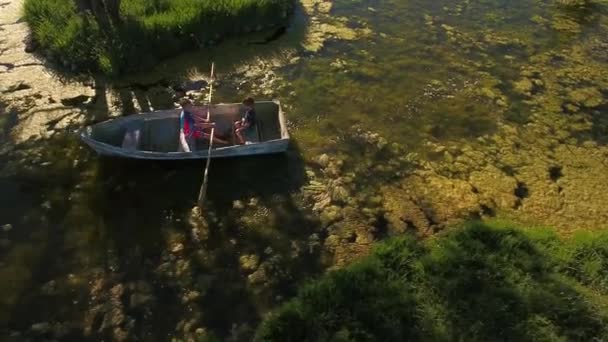 Fiúk, csónakázás a Mohos-tó — Stock videók