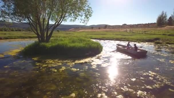 Garçons ramant un petit bateau dans l'étang — Video