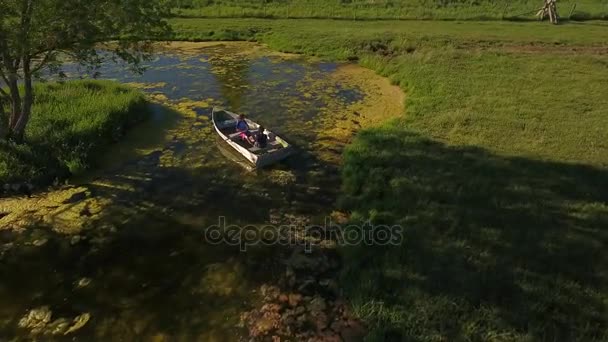 Fiúk kis csónakázás a tóban — Stock videók