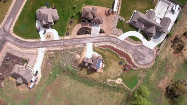 Barrio rural con casas grandes — Vídeo de stock