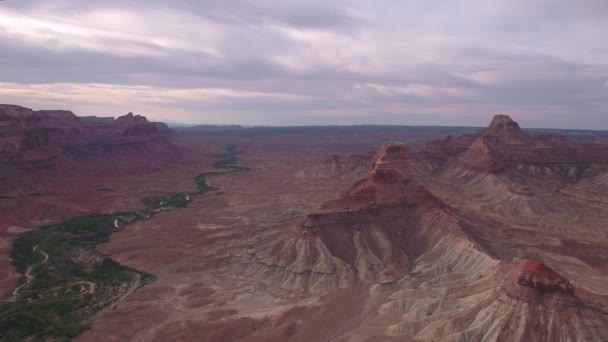 Redrock útesy a buttes v poušti Utah — Stock video