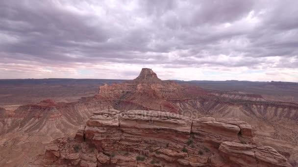 Redrock útesy a buttes v poušti Utah — Stock video