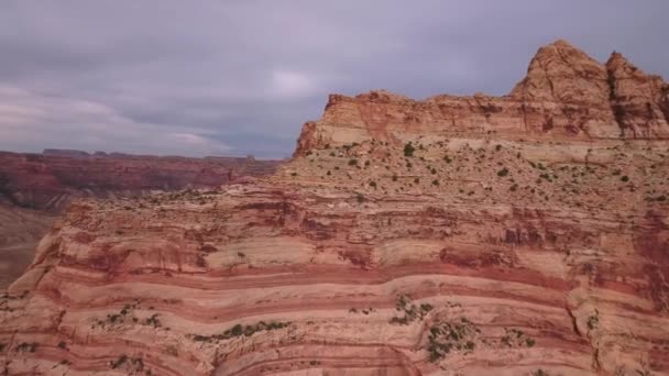 Redrock kliffen en buttes in de woestijn van Utah — Stockvideo