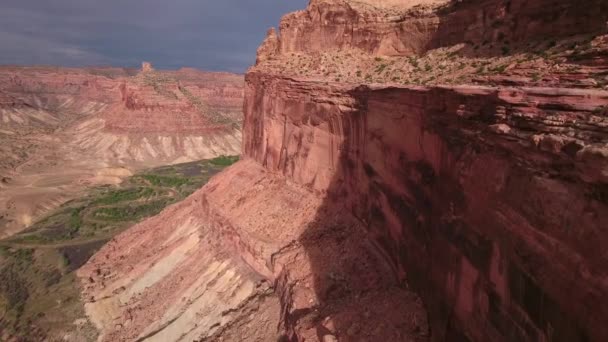 Klippen und Landzungen in der Wüste Utah — Stockvideo