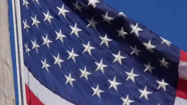 Bandera americana sopla en un fuerte viento — Vídeo de stock