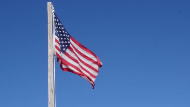 Bandera americana sopla en un fuerte viento — Vídeo de stock