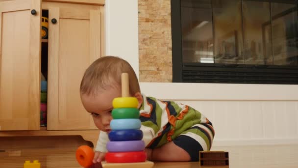 Menino brincando no chão com brinquedos — Vídeo de Stock