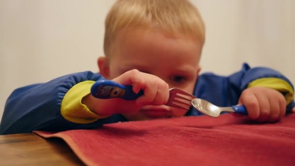 Jongen wachten op eten aan de tafel — Stockvideo