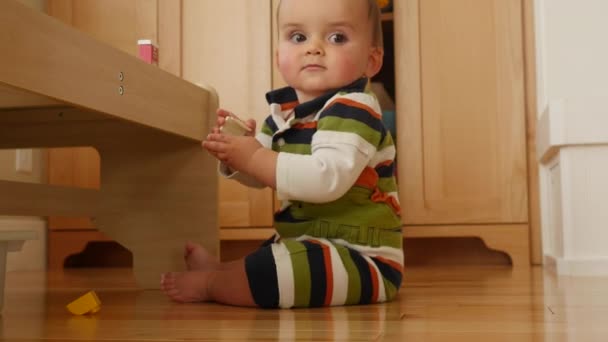 Menino brincando na sala de estar — Vídeo de Stock