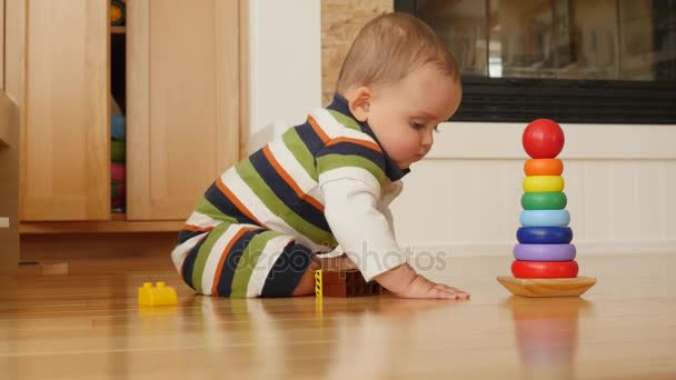 Baby boy playing on floor — Stock Video