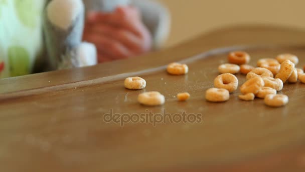 Ένα αξιολάτρευτο μικρό παιδί τρώει cheerios — Αρχείο Βίντεο