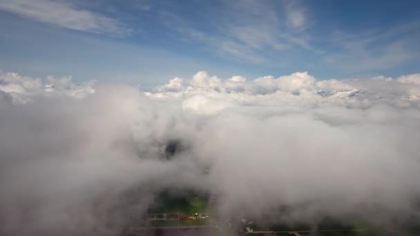 A reggeli nap gyönyörű felhők — Stock videók