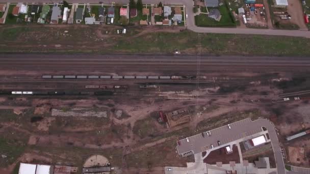 Depósito de tren y casa redonda con vagones de ferrocarril — Vídeo de stock