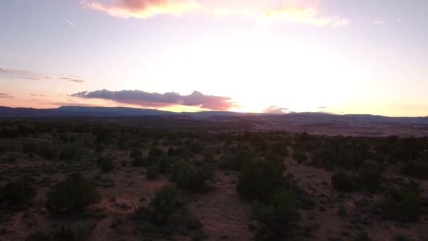 Acantilado y vasto desierto al atardecer por la noche — Vídeos de Stock