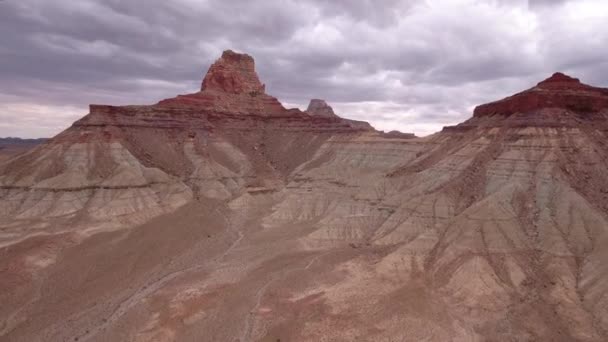Redrock kliffen en buttes in de woestijn van Utah — Stockvideo